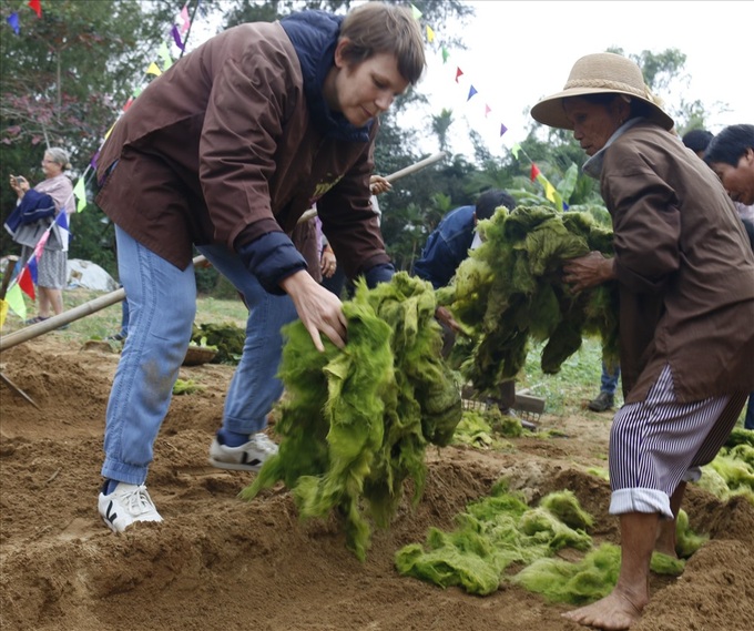 Hoi An vegetable festival attracts foreign visitors - 6 Hoi An vegetable festival attracts foreign visitors - 6