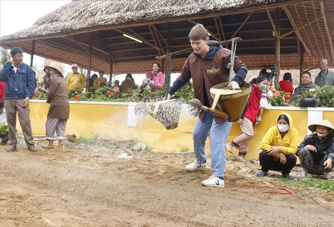Hoi An vegetable festival attracts foreign visitors - 7 Hoi An vegetable festival attracts foreign visitors - 7