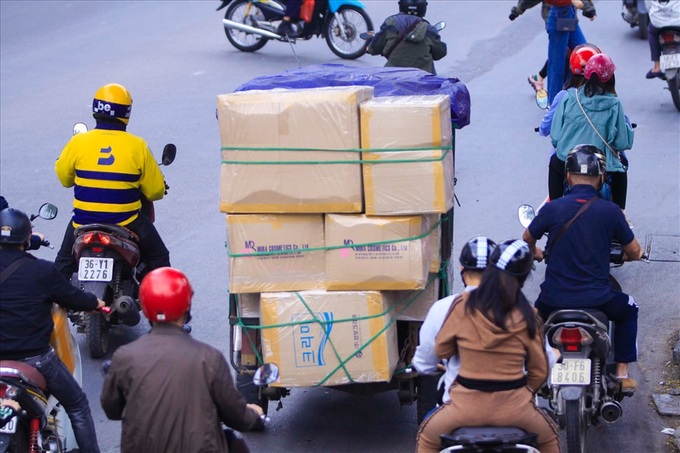 Hanoi considers banning three-wheeled vehicles - 1