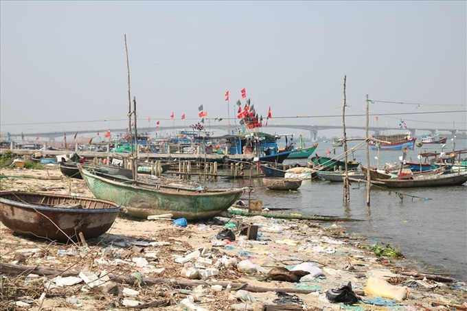 Litter covers beach near Hoi An Town - 1 Litter covers beach near Hoi An Town - 1