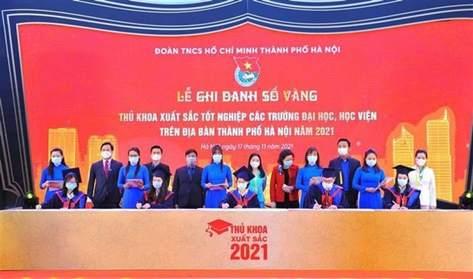 Hanoi honours 90 valedictorians from universities - 1 Hanoi honours 90 valedictorians from universities - 1