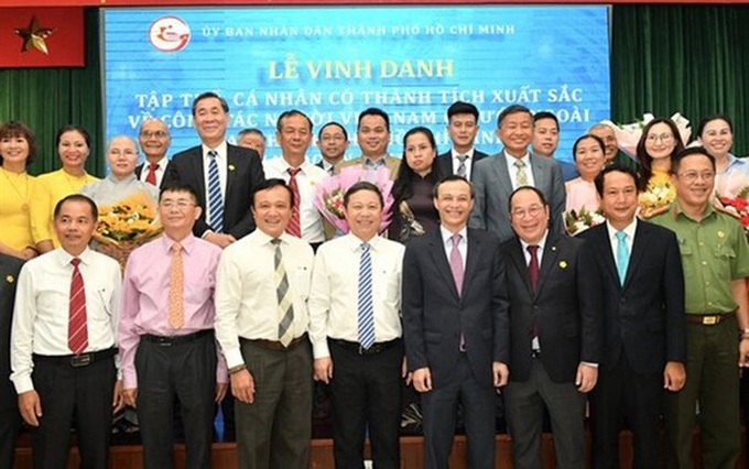 17 collectives, 33 individuals honoured for overseas Vietnamese affairs - 1 17 collectives, 33 individuals honoured for overseas Vietnamese affairs - 1