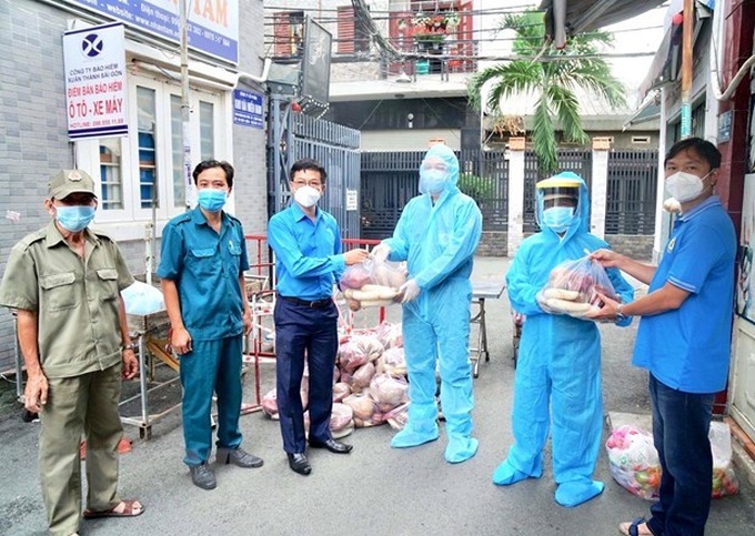 Nearly 300,000 Covid-19 hit workers in HCM City receive financial support - 1