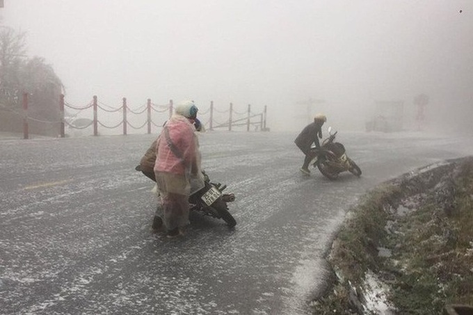 Icy roads on Lai Chau pass pose dangers for drivers - 3