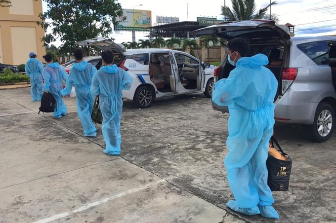 12 Gia Lai workers walking home from Binh Phuoc given rental cars - 1 12 Gia Lai workers walking home from Binh Phuoc given rental cars - 1