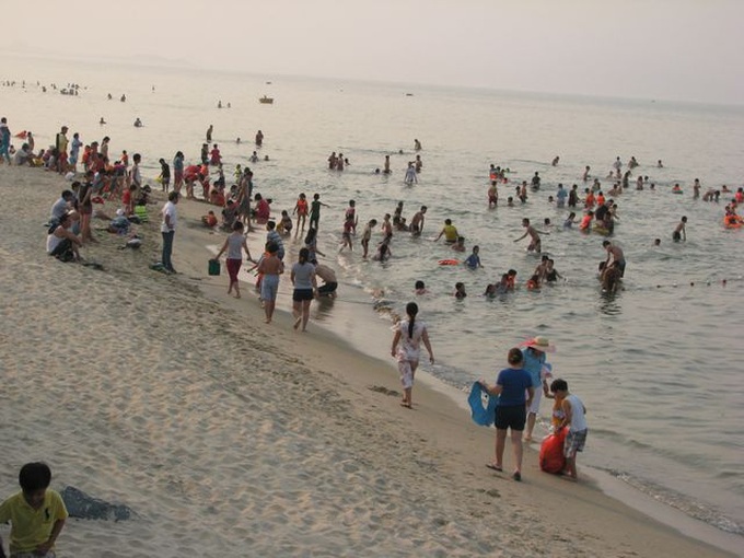 Danang urges investors to open public paths to the beach - 1