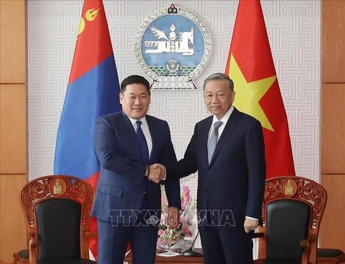 Vietnam’s top leader meets with Mongolian PM - 1
