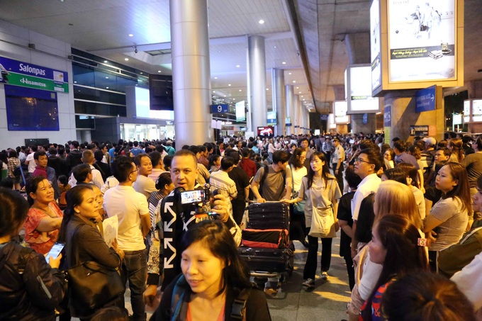 Tan Son Nhat Airport jammed again as Tet nears - 9