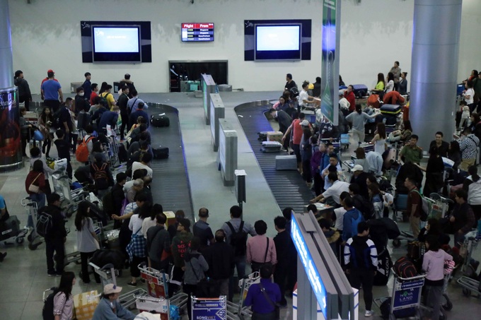 Tan Son Nhat Airport jammed again as Tet nears - 10