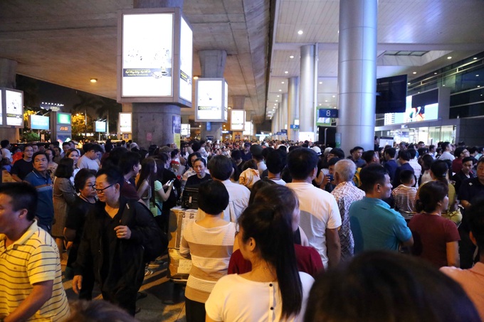 Tan Son Nhat Airport jammed again as Tet nears - 2