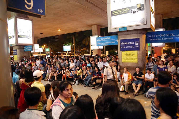 Tan Son Nhat Airport jammed again as Tet nears - 3