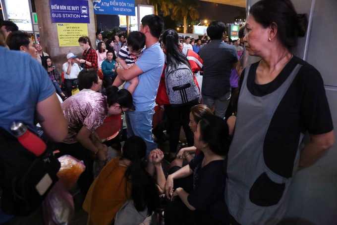 Tan Son Nhat Airport jammed again as Tet nears - 5