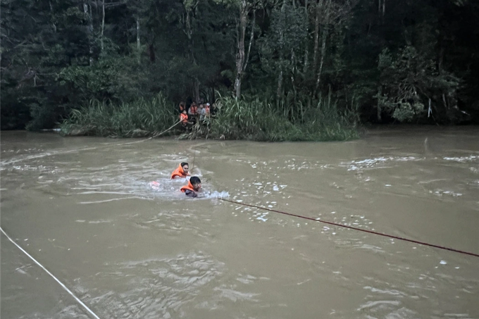 Ten people rescued in Lam Dong forest - 1 Ten people rescued in Lam Dong forest - 1