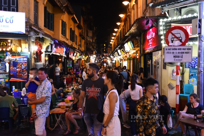 Foreigners flock to Hanoi street to cheer on World Cup - 1 Foreigners flock to Hanoi street to cheer on World Cup - 1