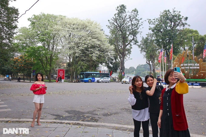 Hanoi’s public places crowded amid Covid-19 infection fall - 3