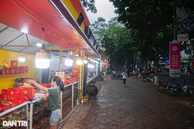 People queue hours to buy mooncakes - 11 People queue hours to buy mooncakes - 11