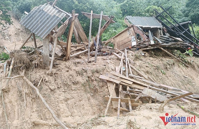 Nghe An hard hit by floods - 1
