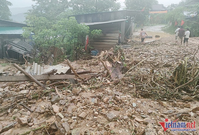 Nghe An hard hit by floods - 3