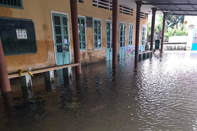 Schools closed as central localities face rising floods - 1