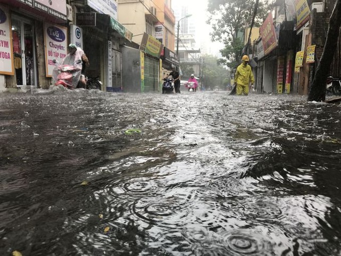 Downpour floods Hanoi streets - 5