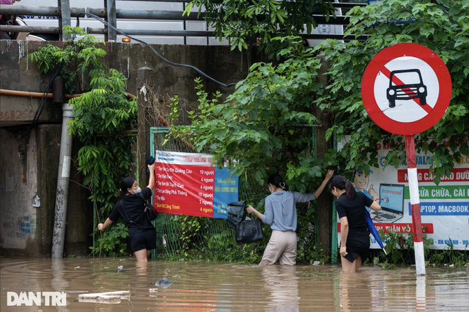 Many areas in Hanoi severely submerged following heavy rain - 7