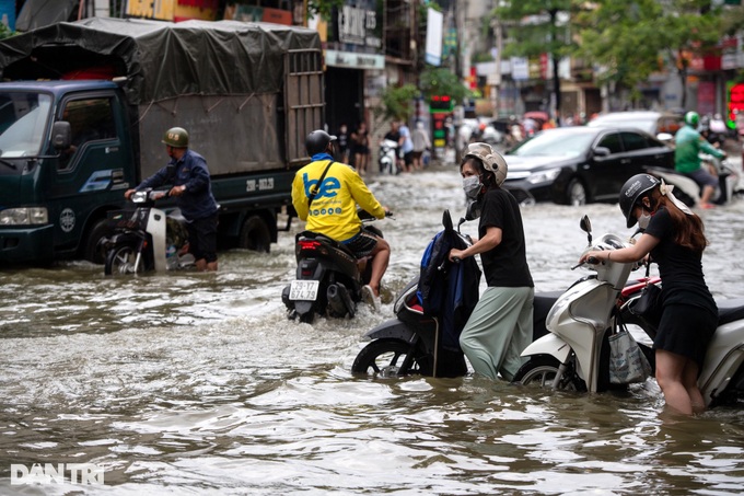 Many areas in Hanoi severely submerged following heavy rain - 9