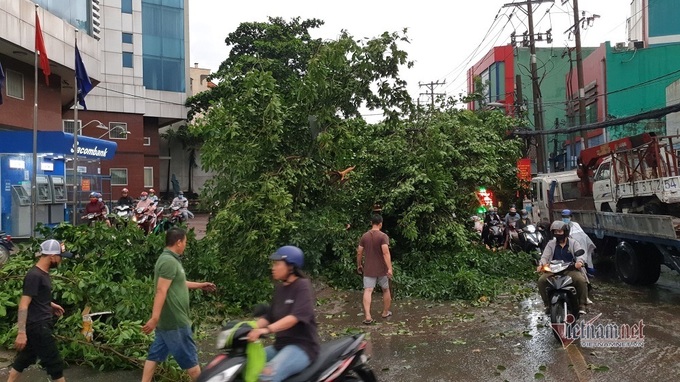 Traffic chaos on HCM City streets following heavy rain - 4