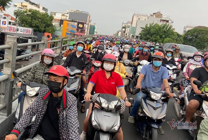 Traffic chaos on HCM City streets following heavy rain - 2