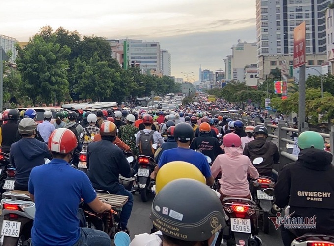 Traffic chaos on HCM City streets following heavy rain - 3