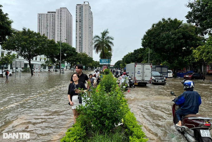 Many areas in Hanoi severely submerged following heavy rain - 8