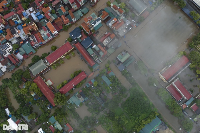 Many areas in Hanoi severely submerged following heavy rain - 2