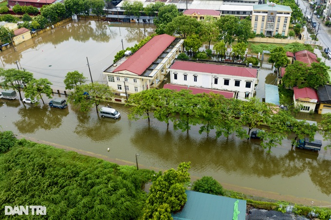 Many areas in Hanoi severely submerged following heavy rain - 3