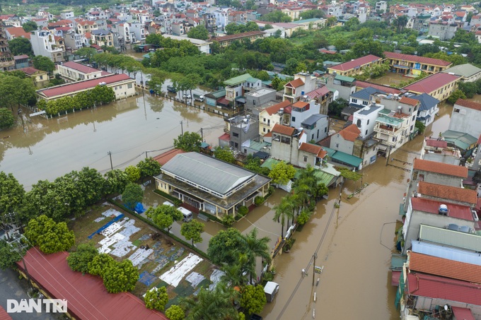 Many areas in Hanoi severely submerged following heavy rain - 1