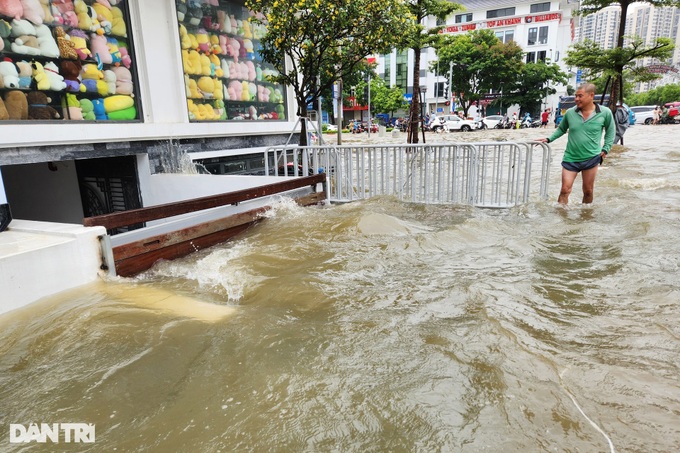 Many areas in Hanoi severely submerged following heavy rain - 6