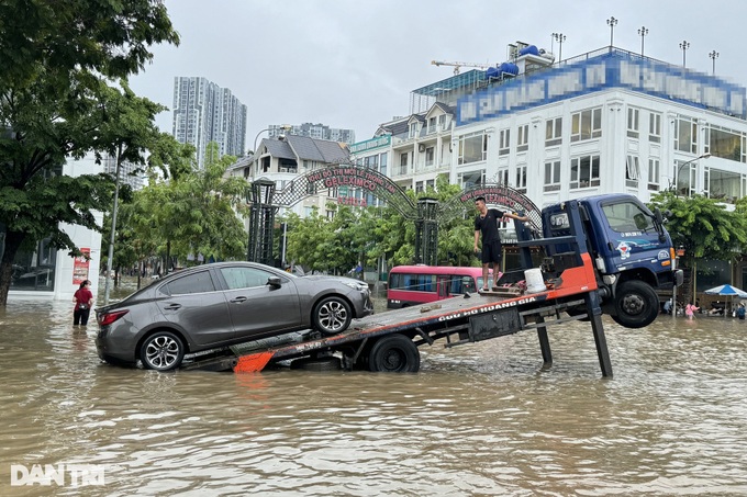 Many areas in Hanoi severely submerged following heavy rain - 5