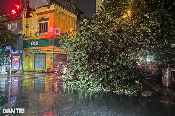 Hanoi streets submerged following heavy rain - 7 Hanoi streets submerged following heavy rain - 7