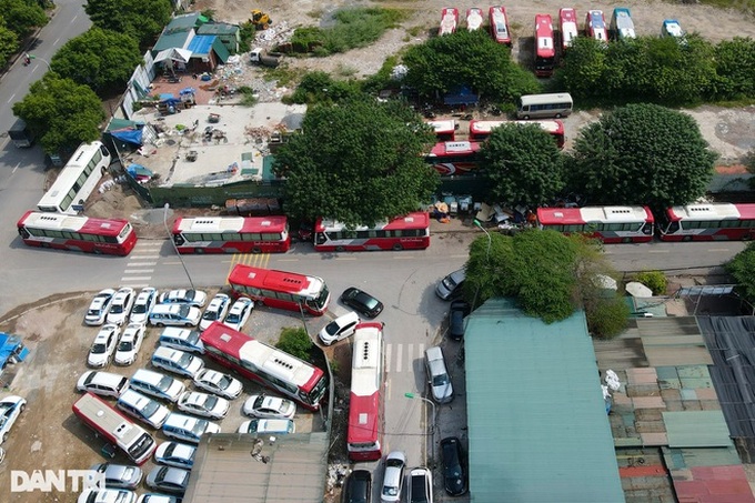 Hundreds of coaches, taxis in Hanoi left idle due to pandemic - 7