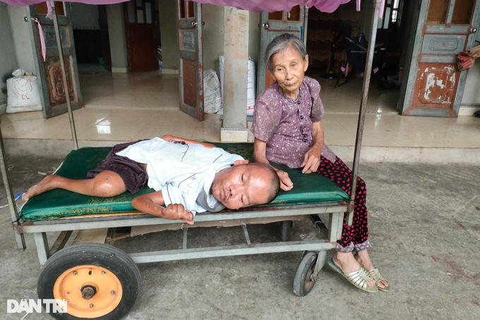 Nghe An elderly woman needs help to support disabled son - 1
