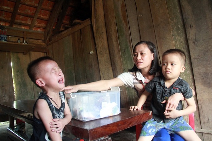 Helpless couple call for help for ill children - 1 Helpless couple call for help for ill children - 1