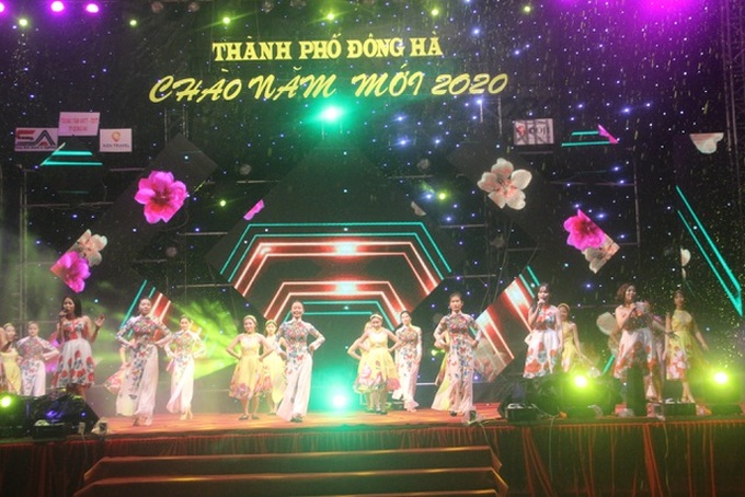 Thousands fill the streets to welcome New Year - 12