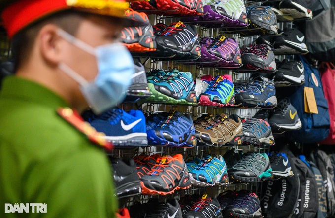 Luxury counterfeits seized from Hanoi night markets - 3 Luxury counterfeits seized from Hanoi night markets - 3