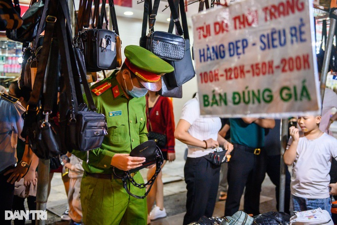 Luxury counterfeits seized from Hanoi night markets - 8 Luxury counterfeits seized from Hanoi night markets - 8