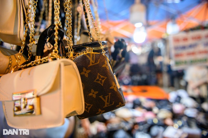 Luxury counterfeits seized from Hanoi night markets - 10 Luxury counterfeits seized from Hanoi night markets - 10