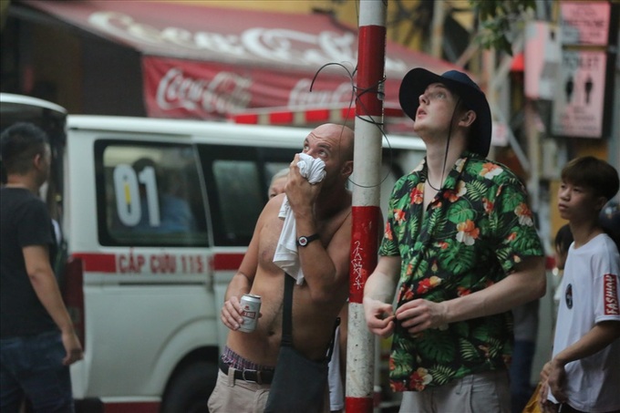 Fire breaks out at Hanoi Old Quarter hotel - 5
