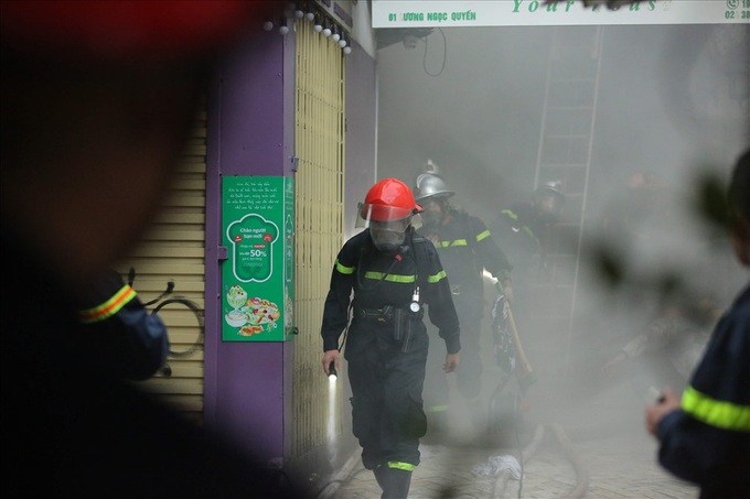 Fire breaks out at Hanoi Old Quarter hotel - 3