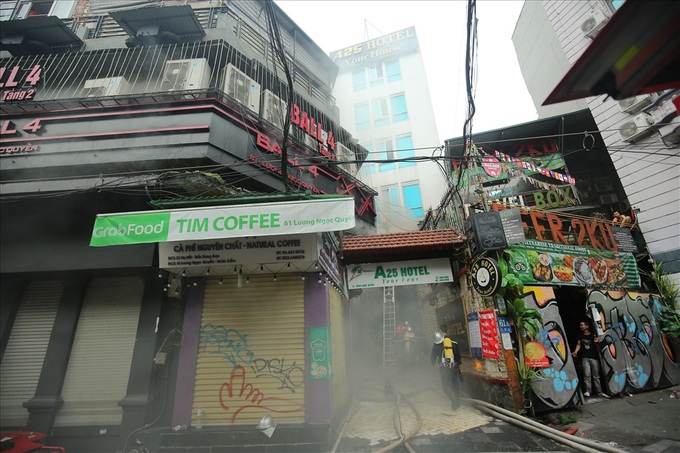 Fire breaks out at Hanoi Old Quarter hotel - 2