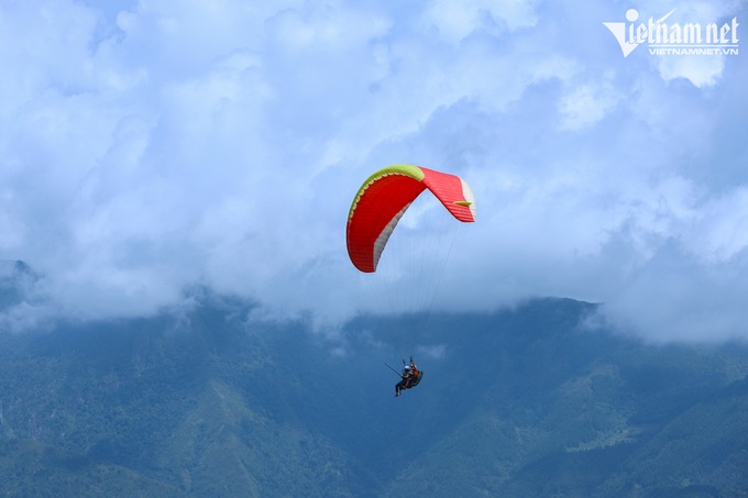 Four-year-old enjoys spectacular paraglide over terraced fields - 7