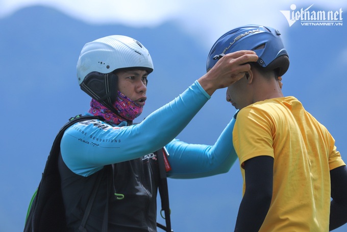 Four-year-old enjoys spectacular paraglide over terraced fields - 2