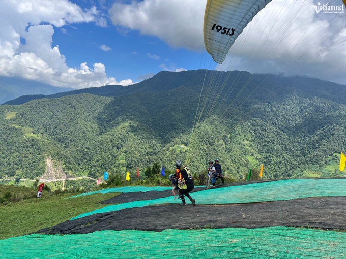 Four-year-old enjoys spectacular paraglide over terraced fields - 6