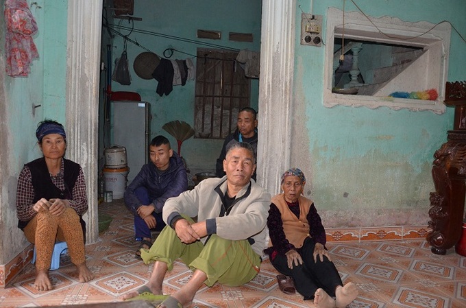 Old man gets help to raise mentally-ill family - 1 Old man gets help to raise mentally-ill family - 1